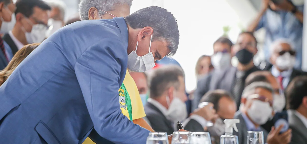 Wellington Dias assina livro