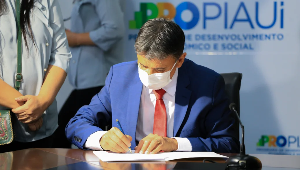 Wellington Dias assina nova modalidade de RG no Piauí