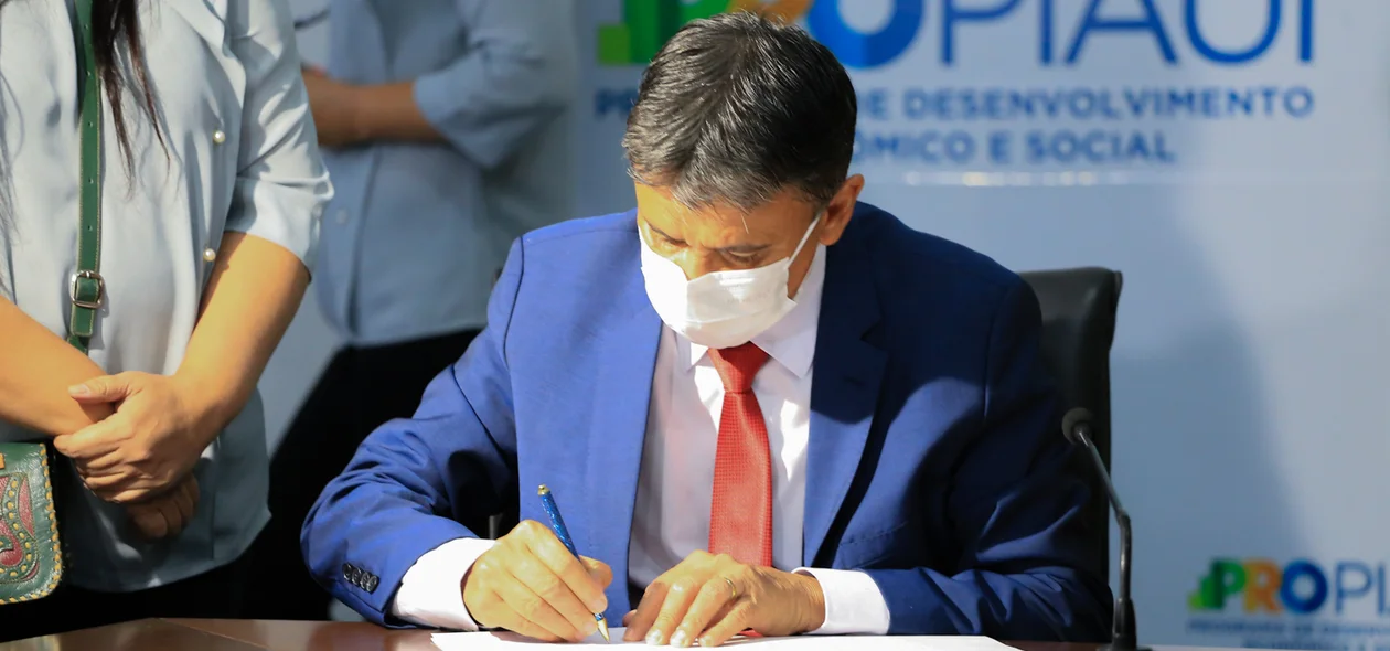 Wellington Dias assina nova modalidade de RG no Piauí