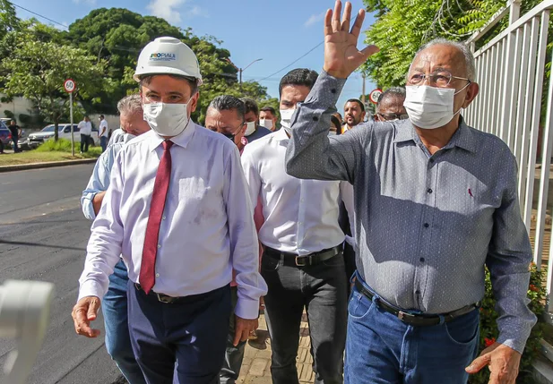 Wellington Dias e Dr. Pessoa visitam obra do recapeamento da Avenida Zequinha Freire
