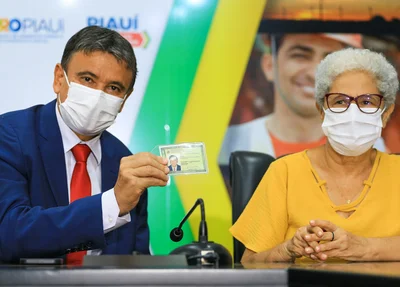 Wellington Dias e Regina Sousa em cerimônia