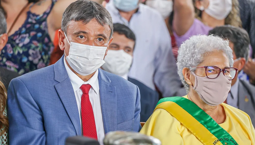 Wellington Dias e Regina Sousa em solenidade de posse da nova governadora do Piauí