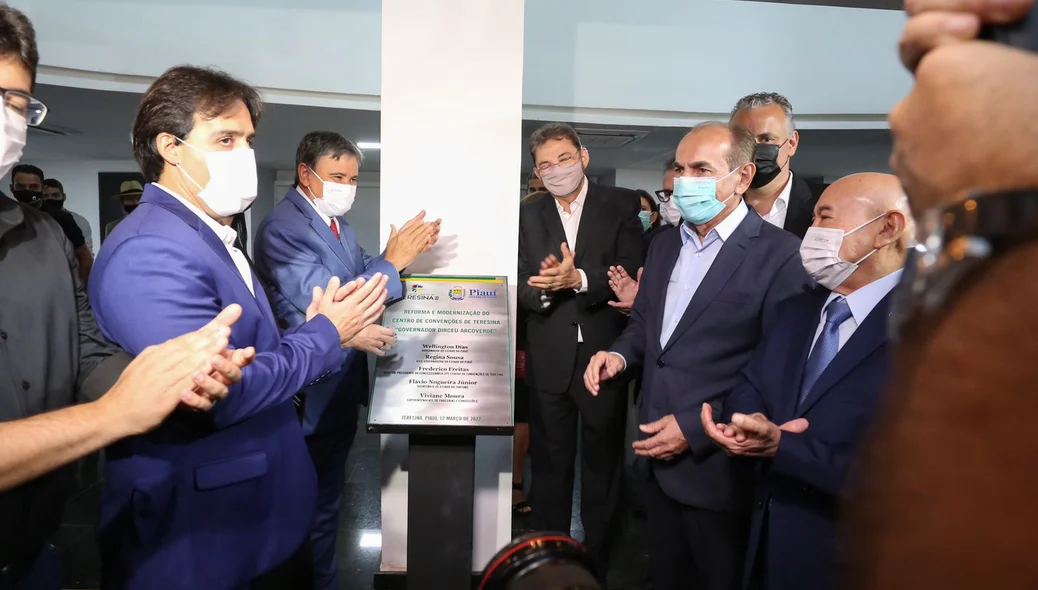 Wellington Dias faz descerramento da placa de reinauguração do Centro de Convenções de Teresina
