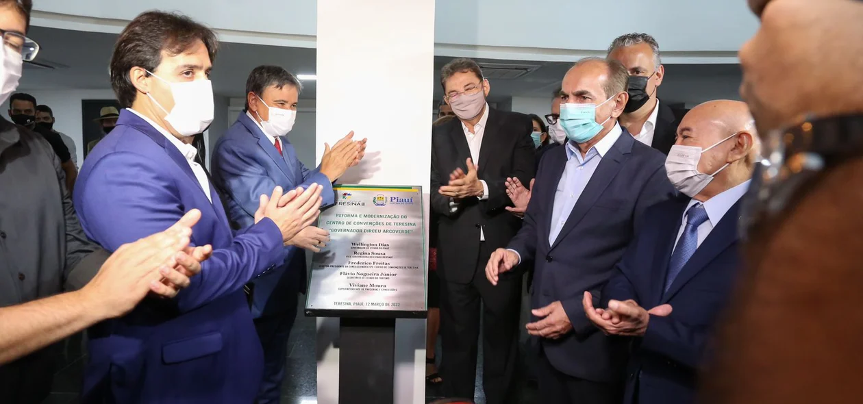 Wellington Dias faz descerramento da placa de reinauguração do Centro de Convenções de Teresina