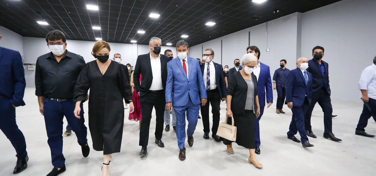 Wellington Dias passeia pelo Centro de Convenções de Teresina