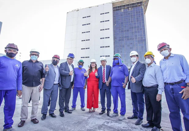 Wellington Dias visita obra da Nova Maternidade