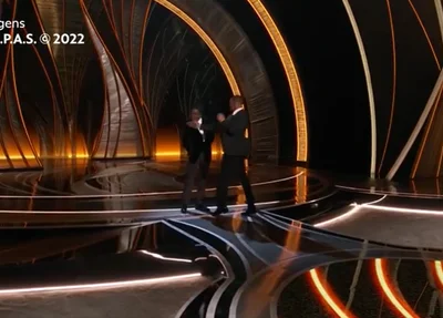Will Smith dá tapa na cara de Chris Rock durante o Oscar 2022
