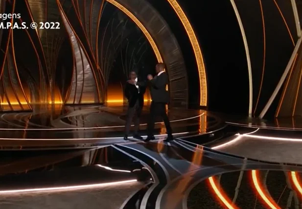 Will Smith dá tapa na cara de Chris Rock durante o Oscar 2022