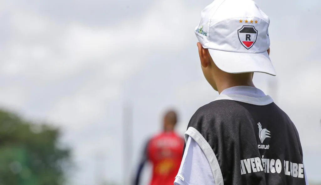 Yan de olho nos movimentos do pai, arqueiro do River