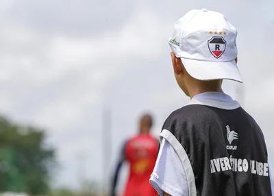 Yan de olho nos movimentos do pai, arqueiro do River