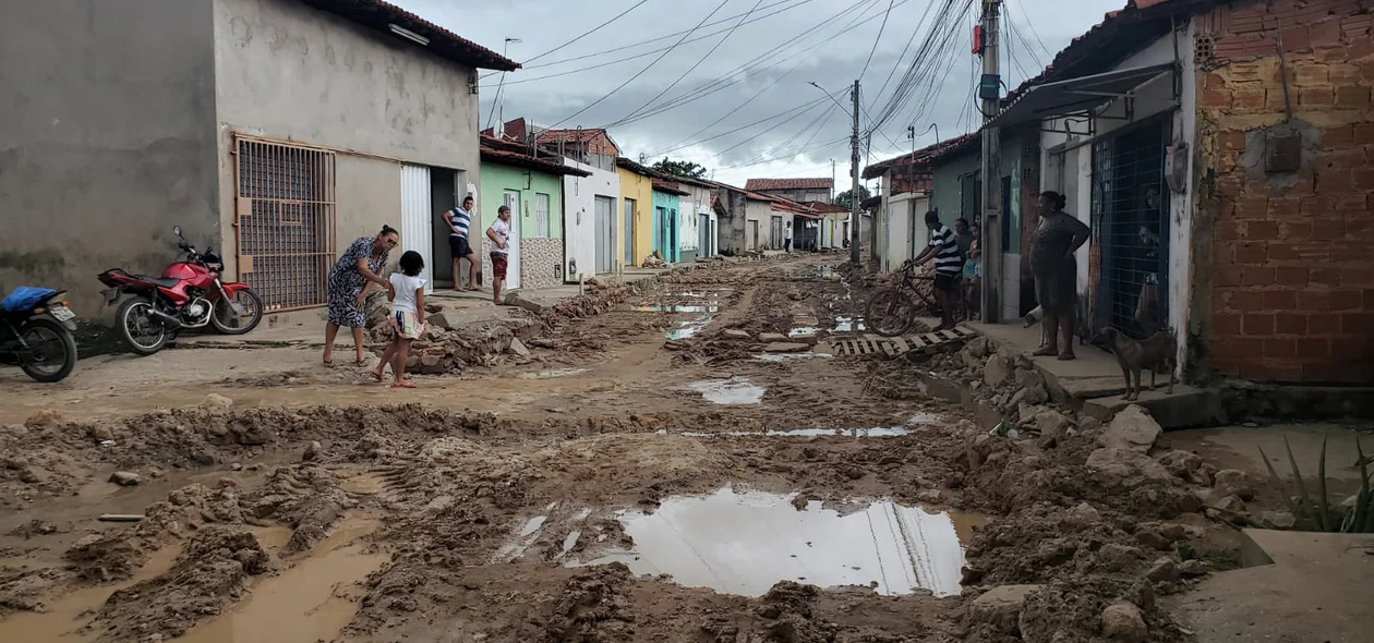 A rua vira um lamaçal com as chuvas