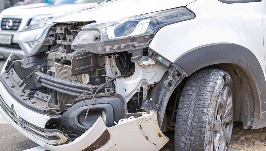 A frente do carro ficou totalmente destruída