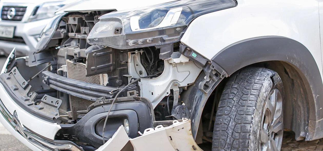A frente do carro ficou totalmente destruída