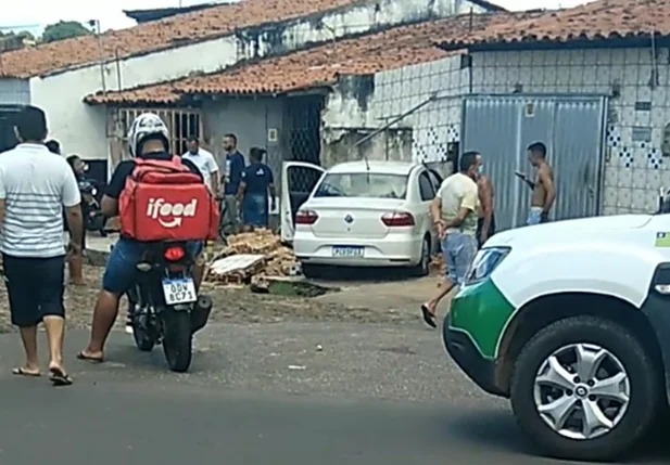 Acidente envolvendo carro que invadiu residência no Promorar