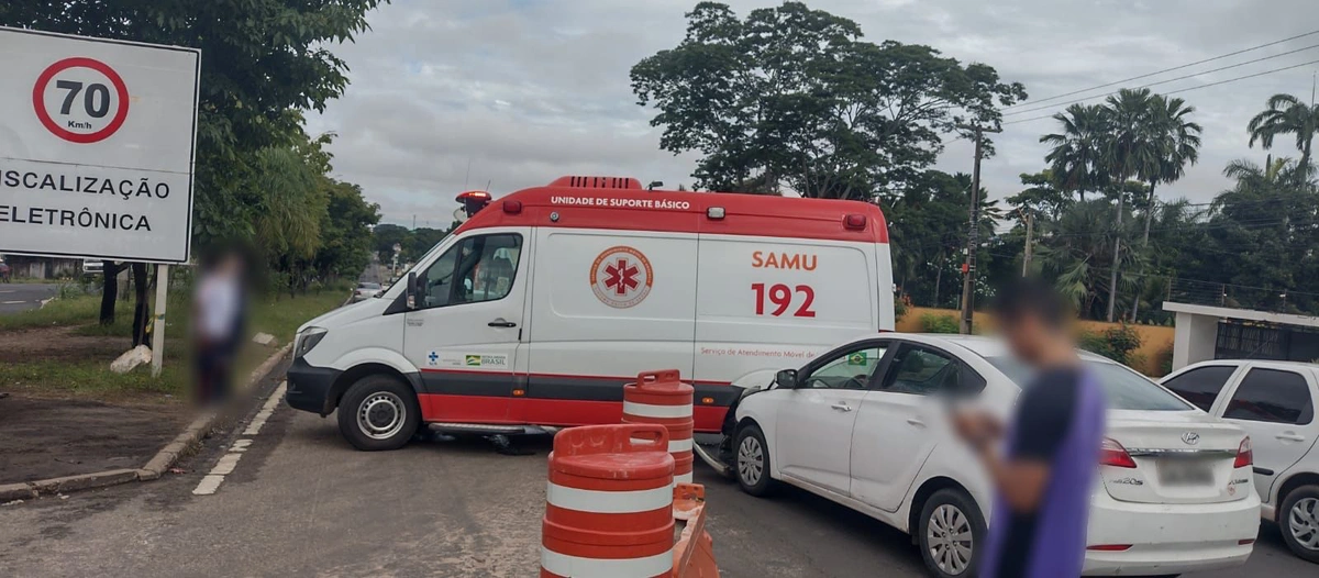 Acidente envolveu ambulância do Samu e veículo de passeio