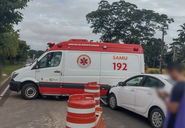 Acidente envolveu ambulância do Samu e veículo de passeio