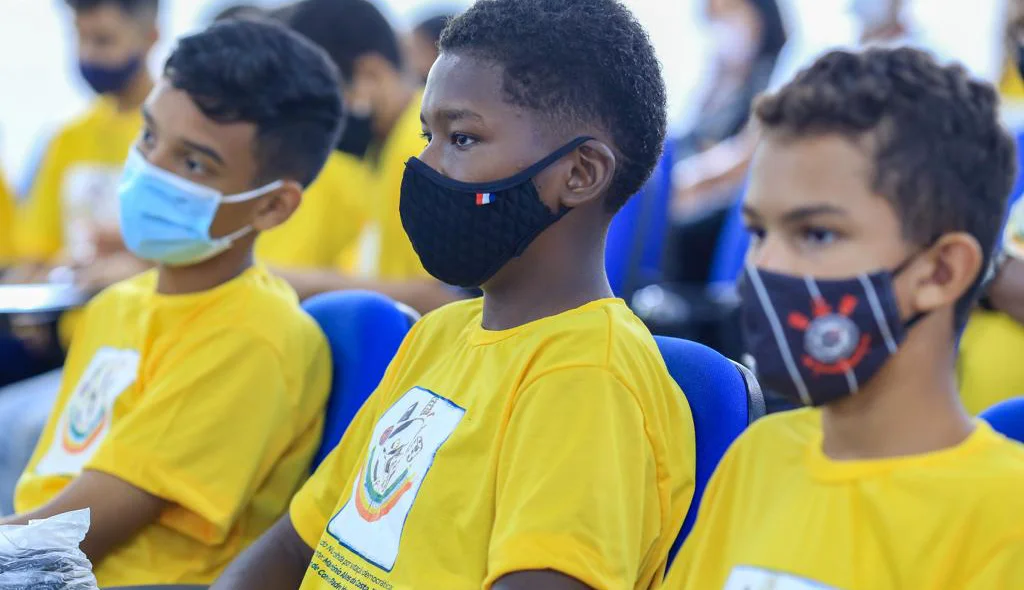 Adolescentes atentos ao 1° Fórum Comunitário do Selo Unicef