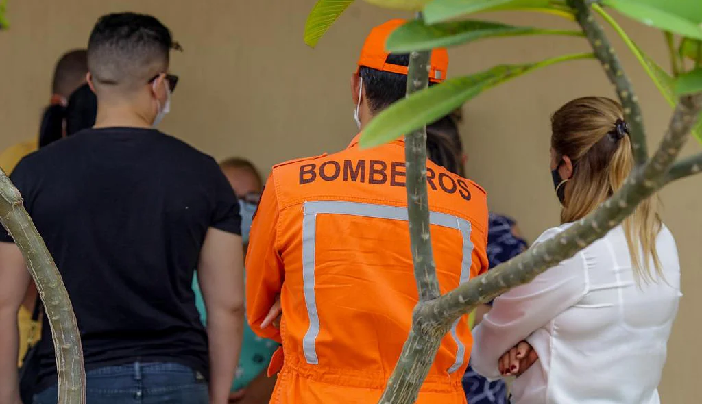 Amigos e familiares em velório do Sargento Buranday Andrade