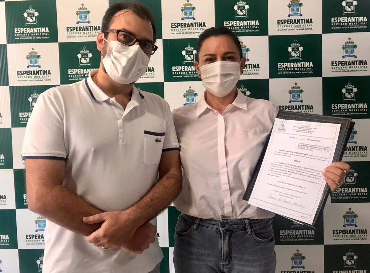 Antônio Roberto ao lado da prefeito Ivanária Sampaio