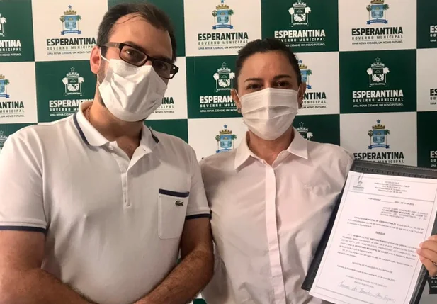 Antônio Roberto ao lado da prefeito Ivanária Sampaio