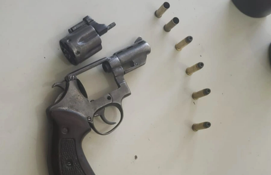 Arma de fogo utilizada para atirar contra os policiais em serviço no Vamos Ver o Sol