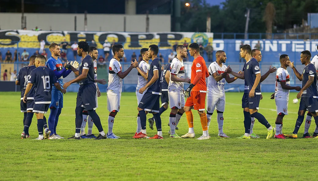 Atletas de Altos e Botafogo-SP se cumprimentam antes do início da partida