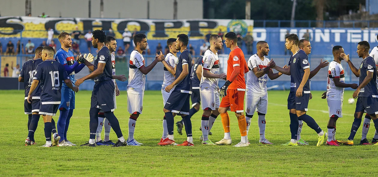 Atletas de Altos e Botafogo-SP se cumprimentam antes do início da partida