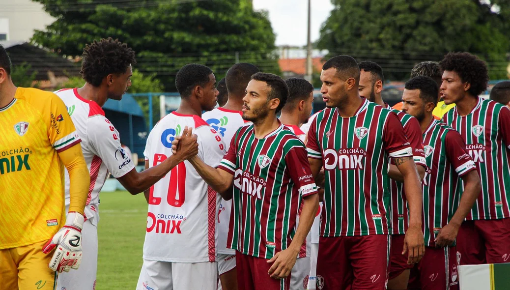 Atletas se cumprimentam antes do início da partida