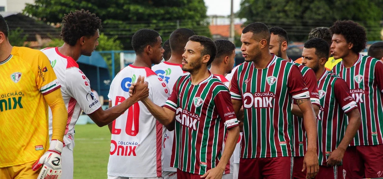 Atletas se cumprimentam antes do início da partida