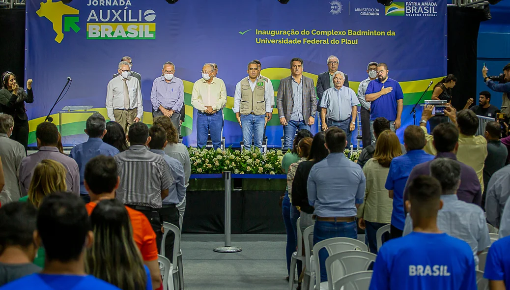 Autoridades durante solenidade Jornada Auxilio Brasil em Teresina