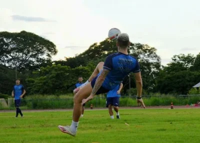 Betinho faz treino de finalização na reaprsentação do Altos