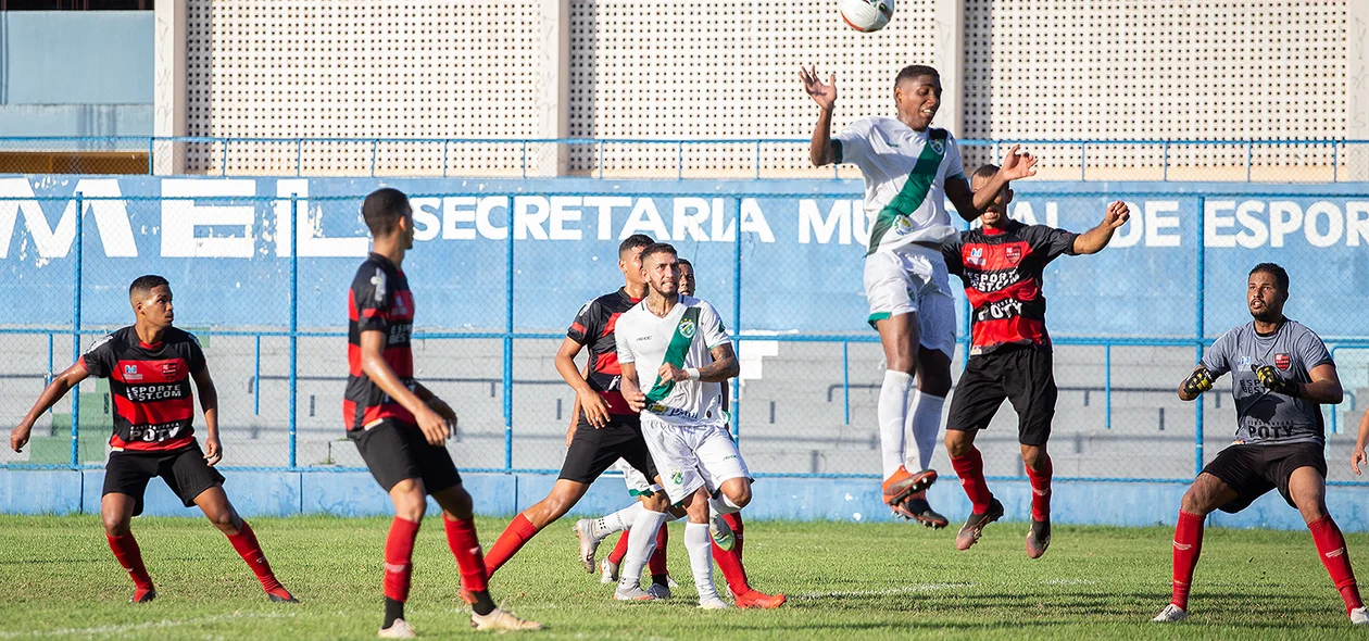 Bola levantada na área