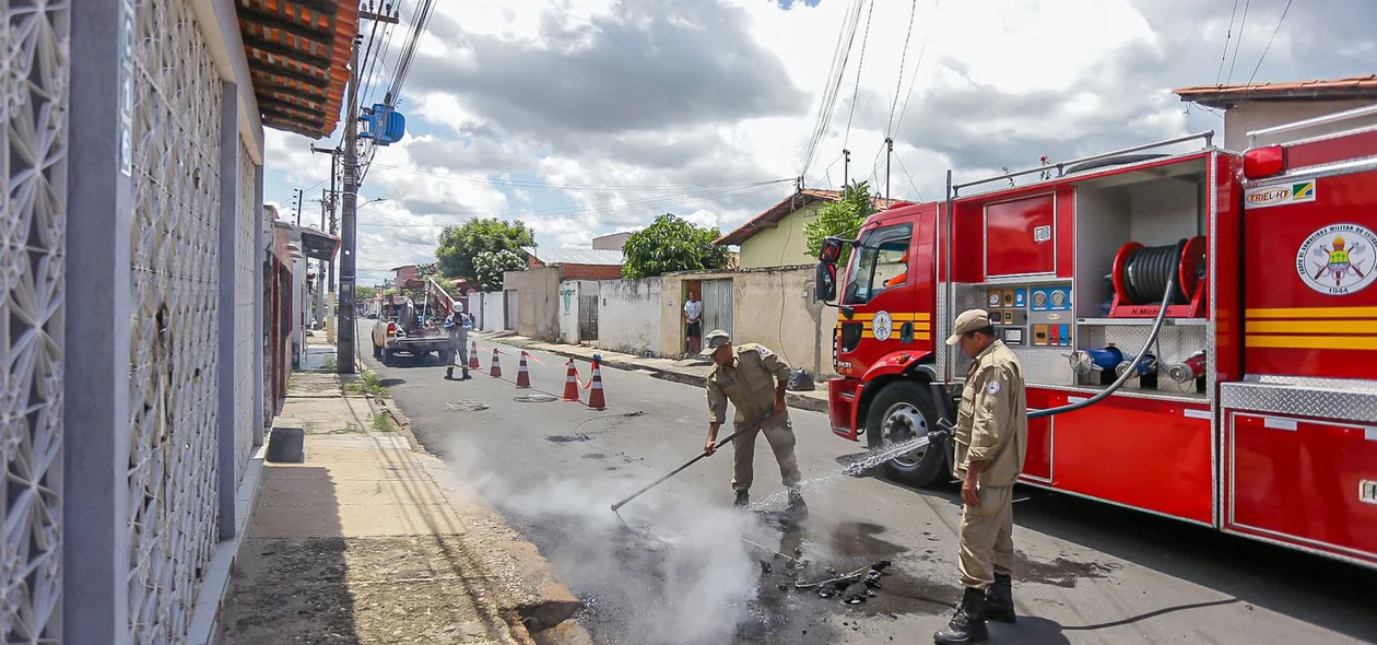 Bombeiros apagando o fogo