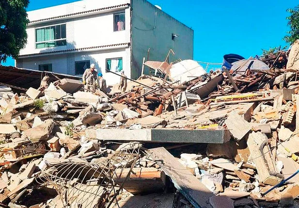 Bombeiros realizam resgates de vítimas de desabamento de prédio em Vilha Velha