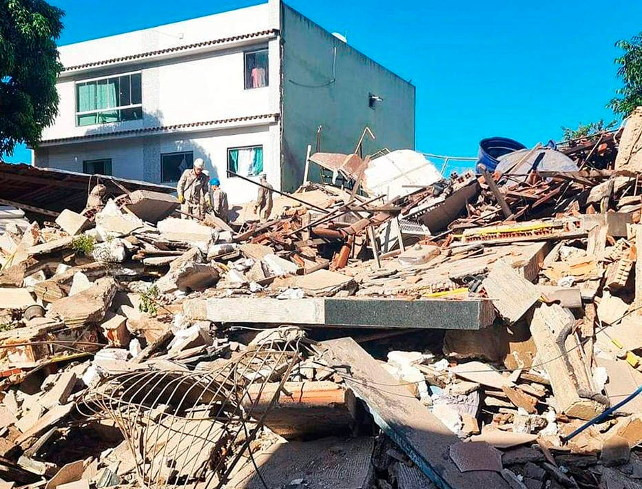 Bombeiros realizam resgates de vítimas de desabamento de prédio em Vilha Velha