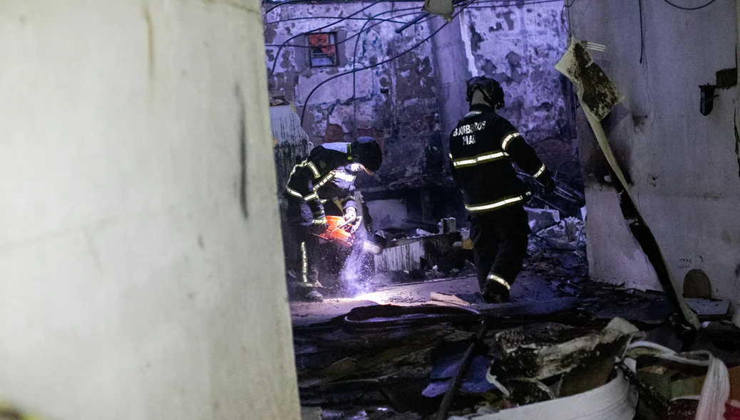 Bombeiros trabalhando no local
