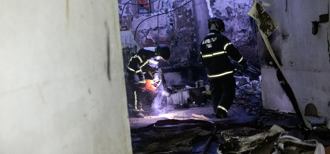 Bombeiros trabalhando no local