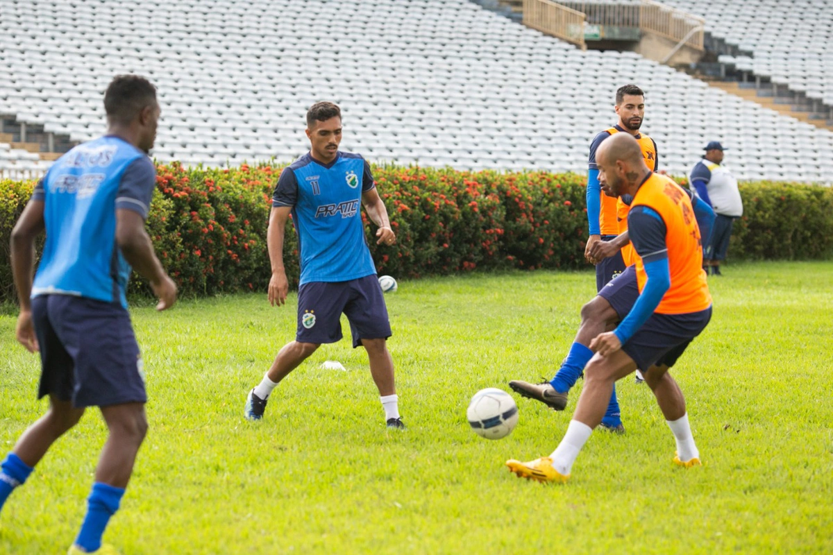 Bruno Leite faz atividade com o conjunto do elenco do Altos no Albertão