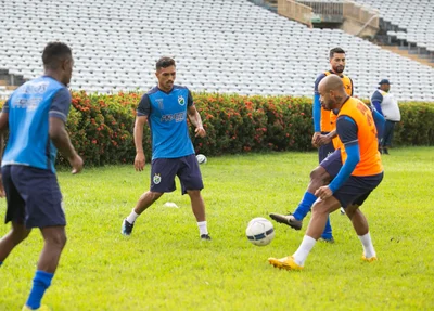Bruno Leite faz atividade com o conjunto do elenco do Altos no Albertão