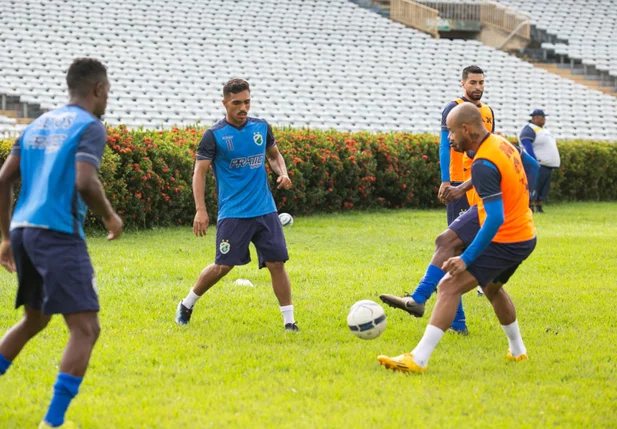 Bruno Leite faz atividade com o conjunto do elenco do Altos no Albertão