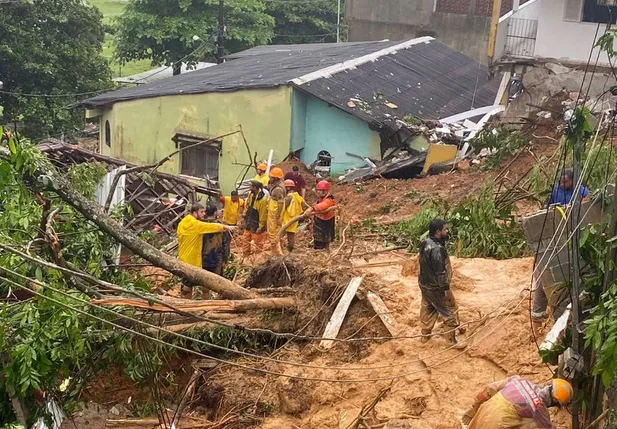 Busca por desaparecidos após deslizamento no bairro Monsuaba, em Angra dos Reis