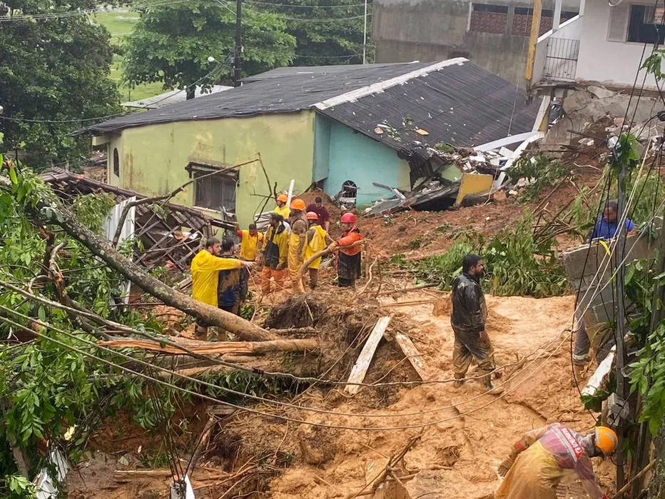Busca por desaparecidos após deslizamento no bairro Monsuaba, em Angra dos Reis