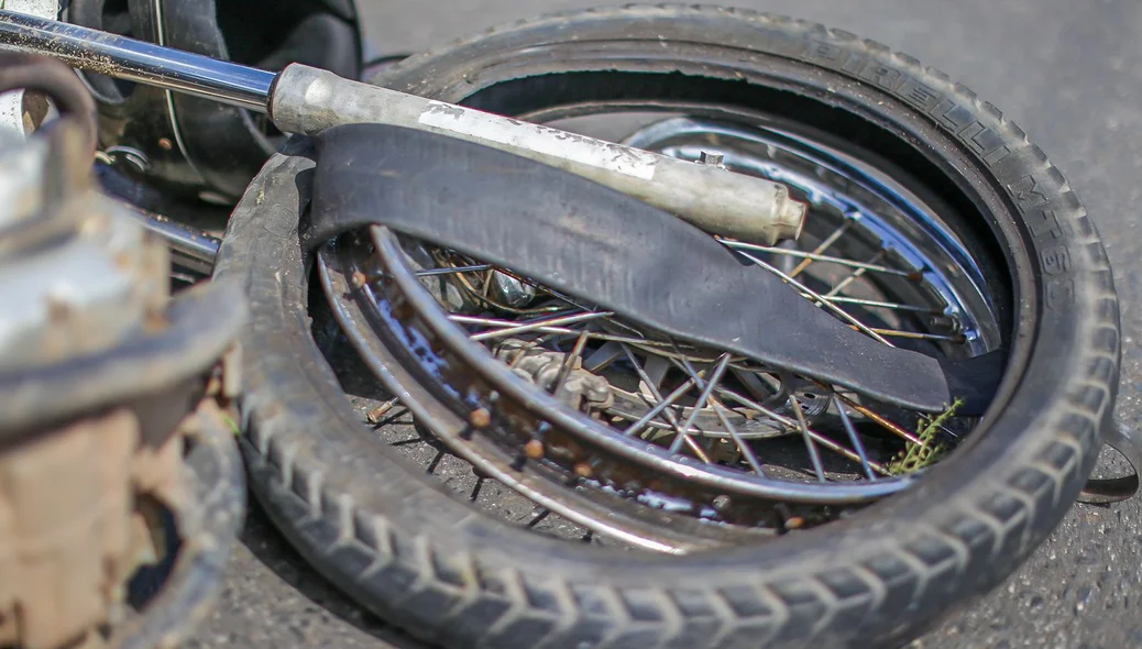 Calha da moto ficou destruída