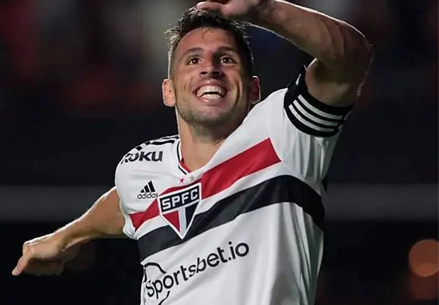 Calleri comemora hat-trick marcado no Morumbi diante do Athletico-PR