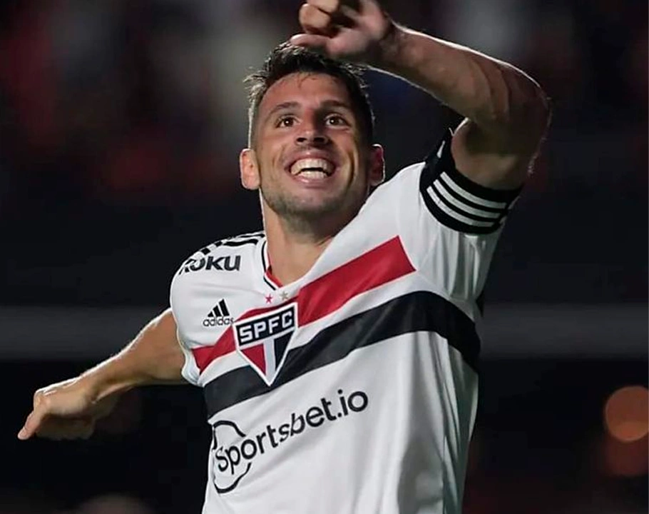 Calleri comemora hat-trick marcado no Morumbi diante do Athletico-PR