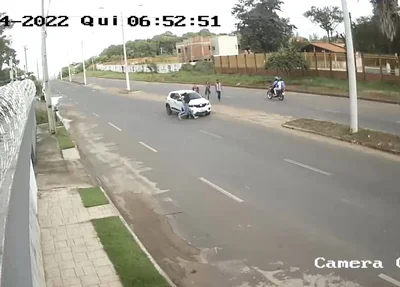 Câmera flagra adolescentes sendo atropeladas no bairro Morros