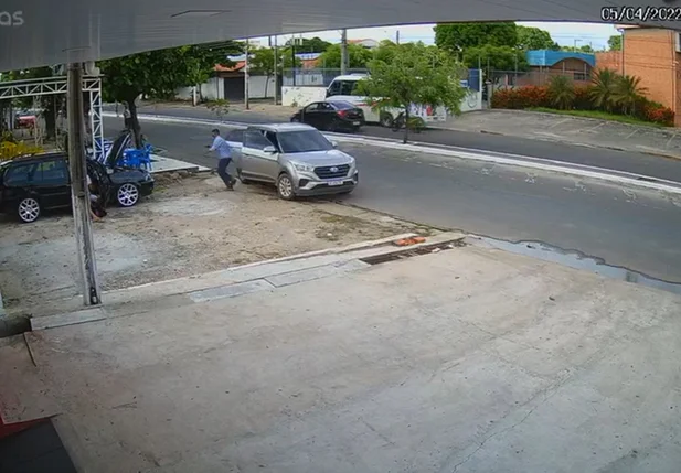 Câmera flagra dono de bar sendo executado na Avenida Centenário