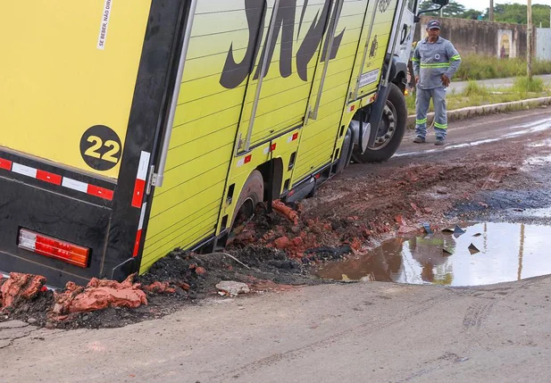 Caminhão caiu em cratera na Avenida Celso Pinheiro