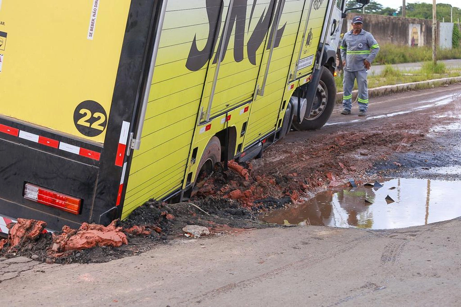 Caminhão caiu em cratera na Avenida Celso Pinheiro