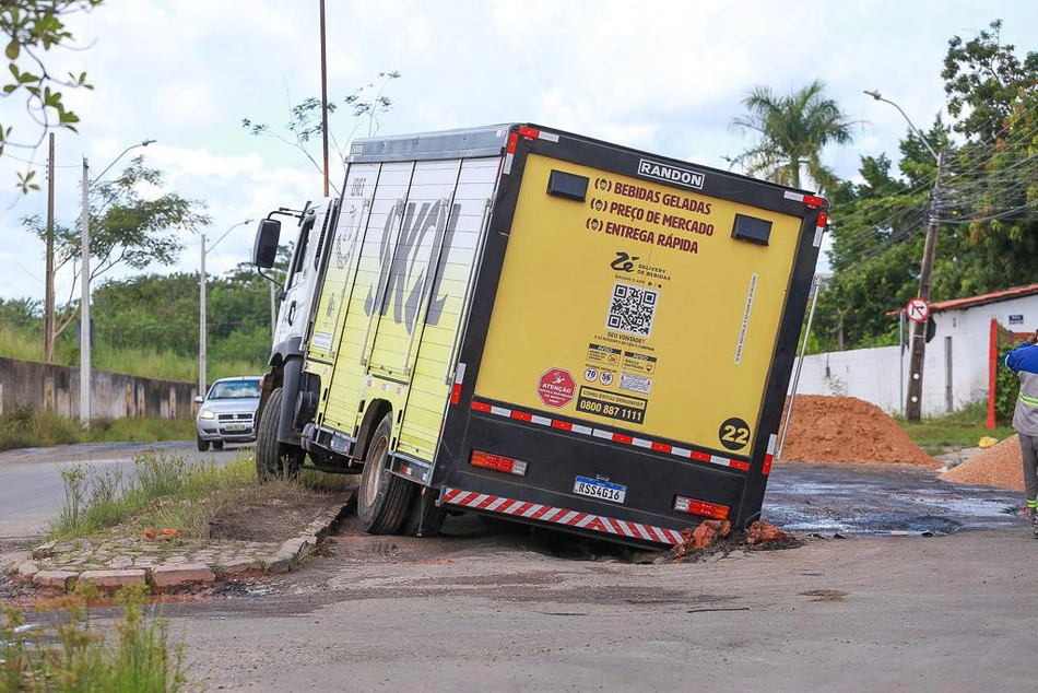 Caminhão é engolido por cratera na Celso Pinheiro